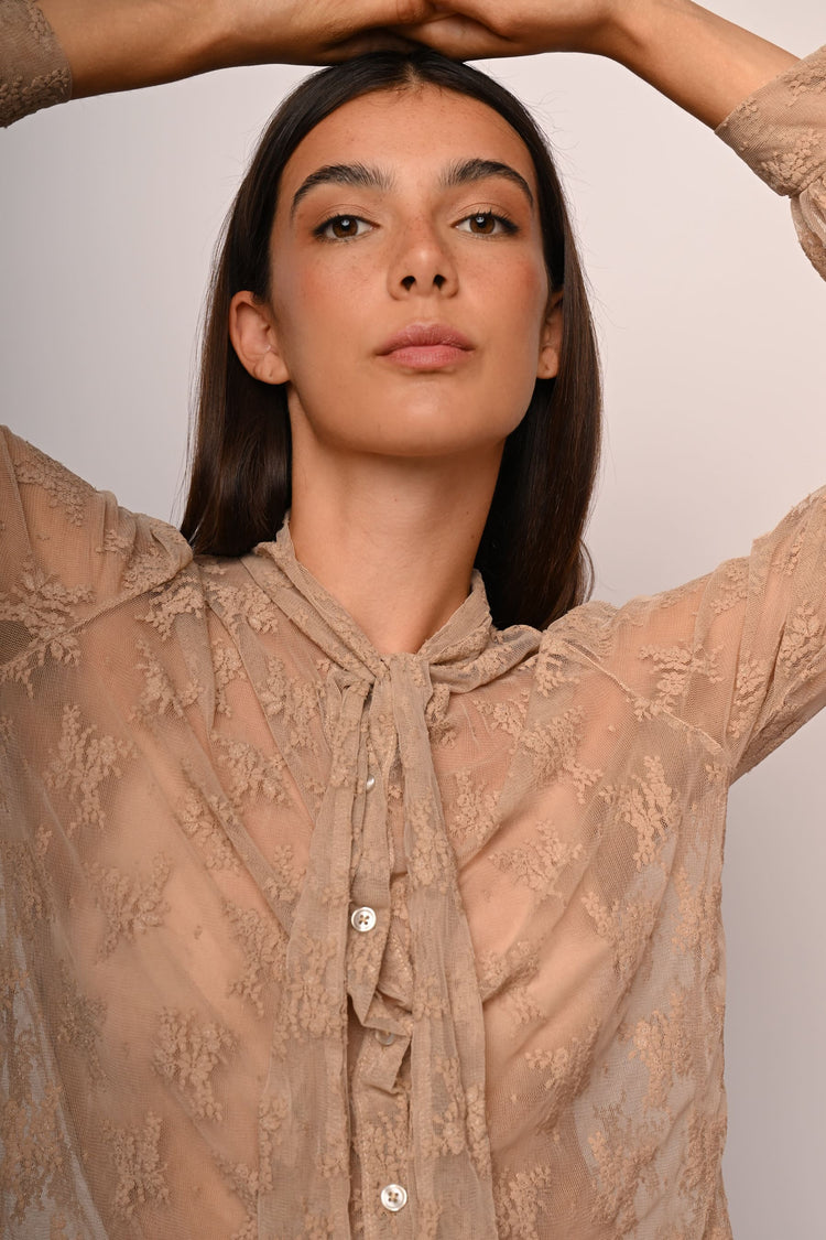 Camicia in pizzo con fiocco