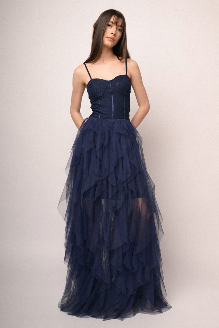Abito lungo con top in pizzo e gonna in tulle blu