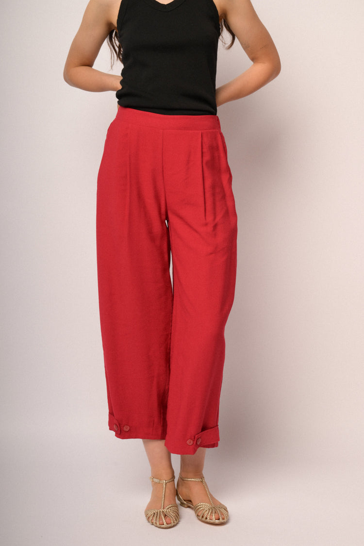 Pantaloni cropped rossi con bottoni al fondo