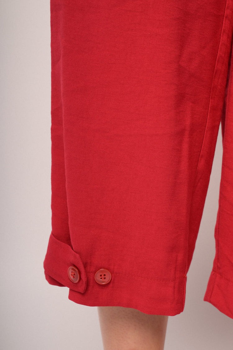 Pantaloni cropped rossi con bottoni al fondo