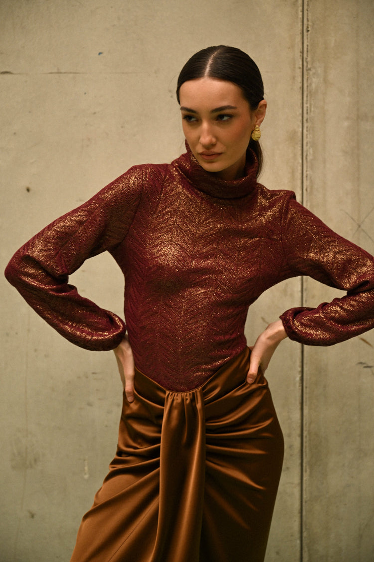 Dolcevita in maglia lamé con cut-out sul retro