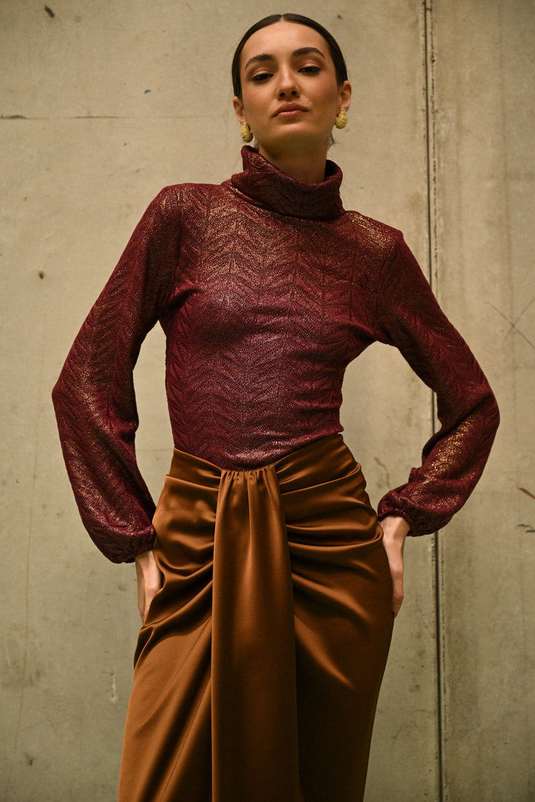Dolcevita in maglia lamé con cut-out sul retro
