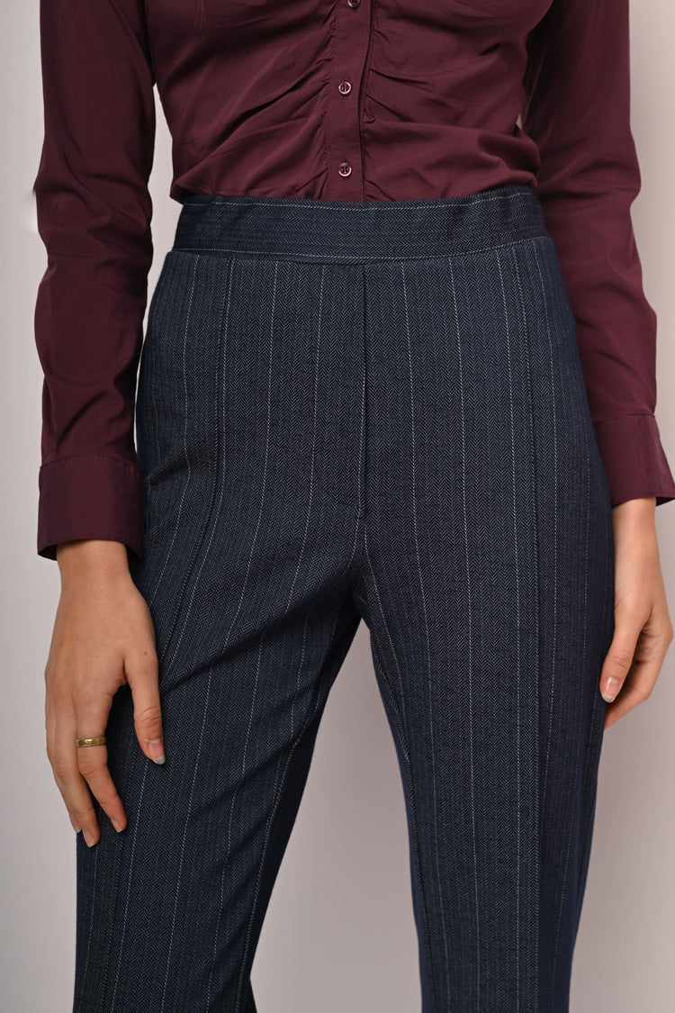 Pantaloni gessati e svasati