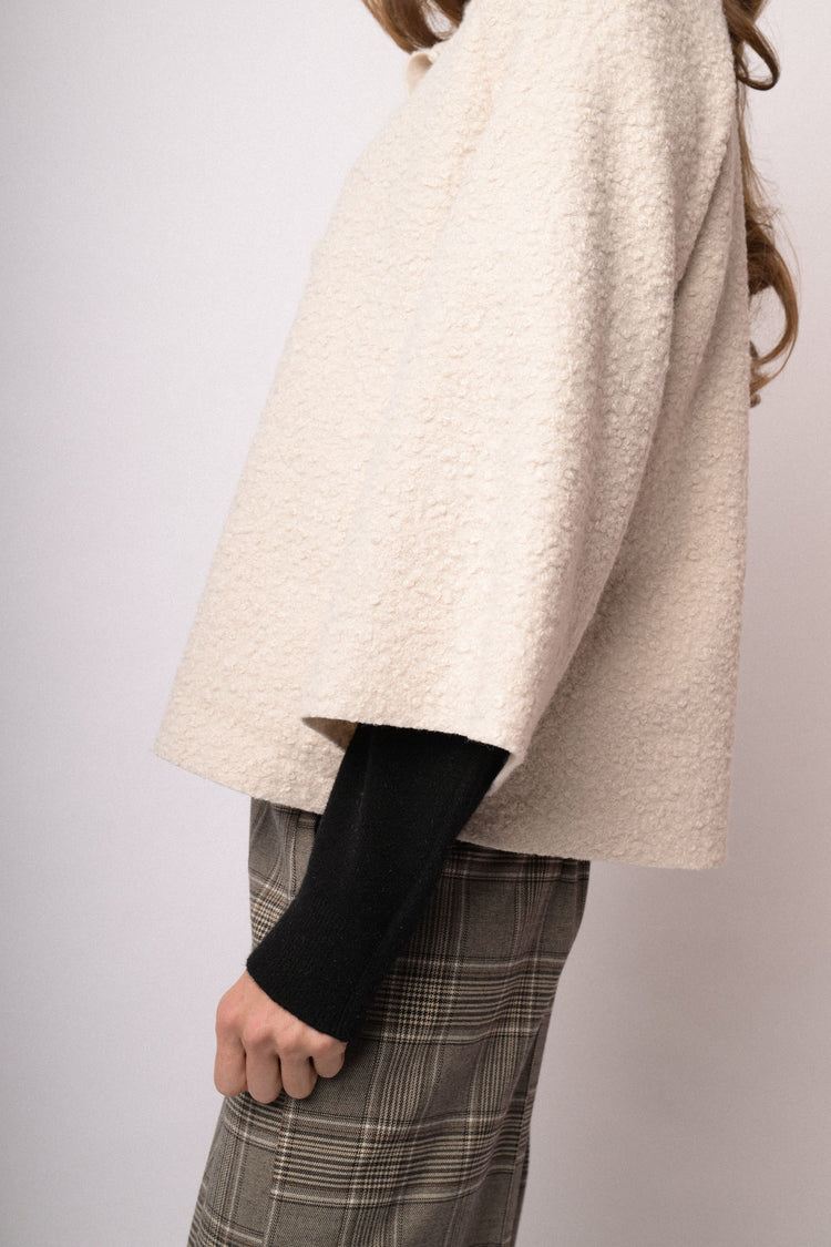 Cappa corta beige con collo alto