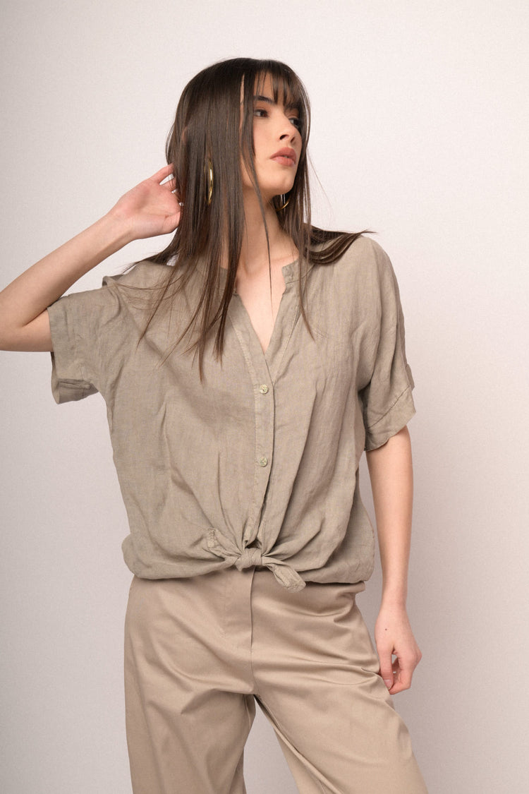 Camicia in lino kaki con nodo