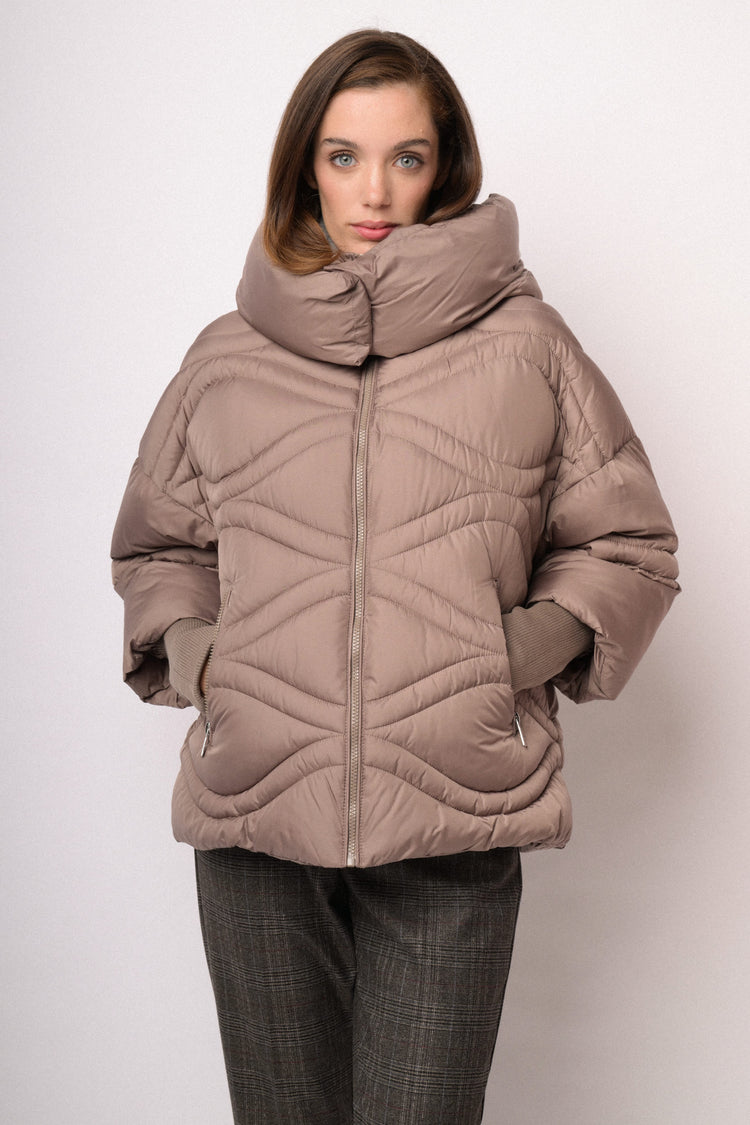 Piumino corto tortora con maxi collo