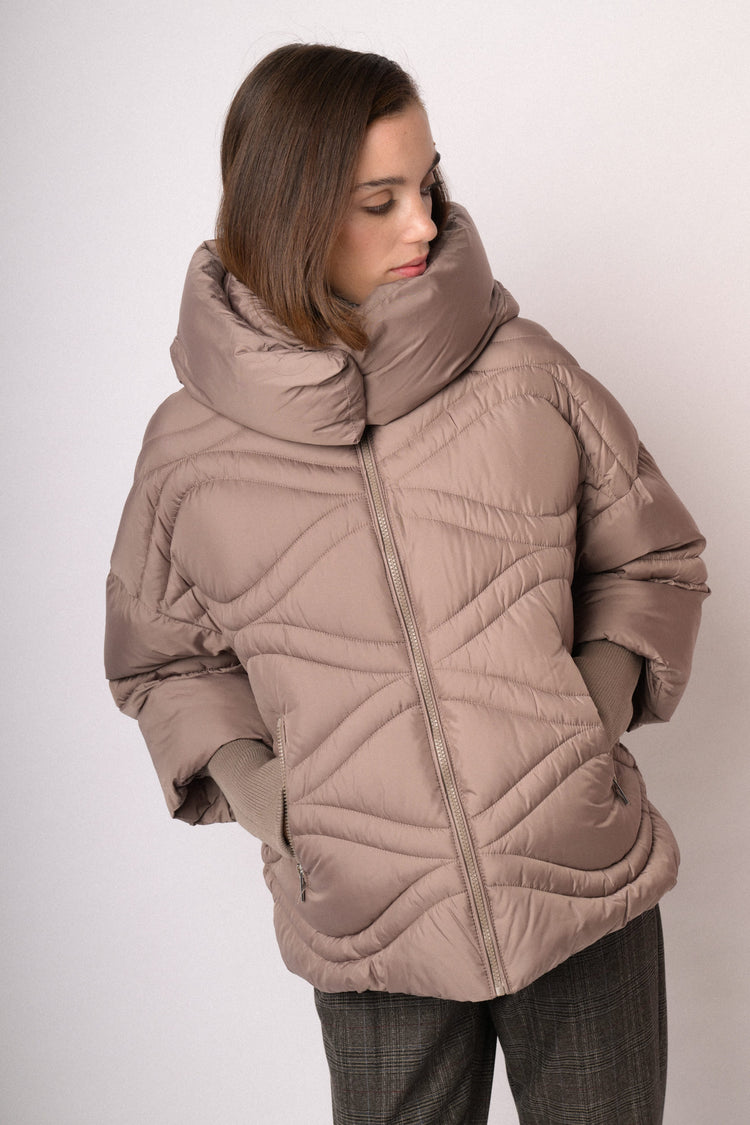 Piumino corto tortora con maxi collo
