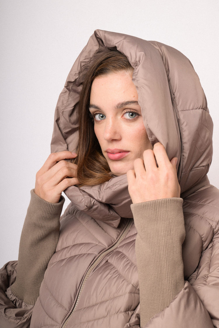 Piumino corto tortora con maxi collo