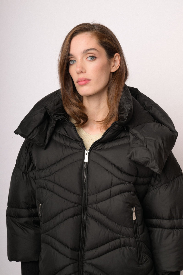 Piumino corto nero con maxi collo