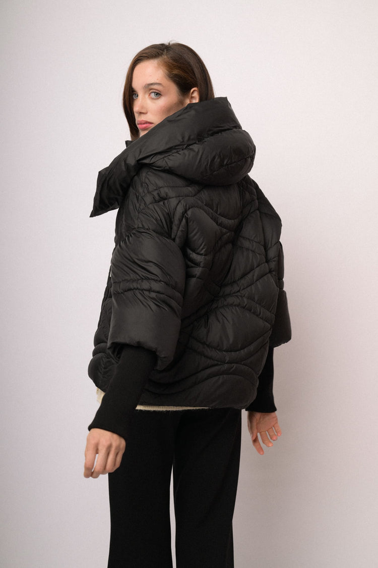 Piumino corto nero con maxi collo