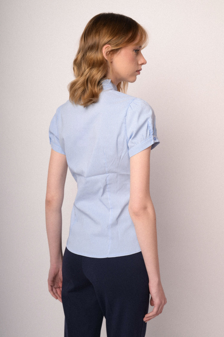 Camicia in cotone stretch a righe celeste con rouches al colletto
