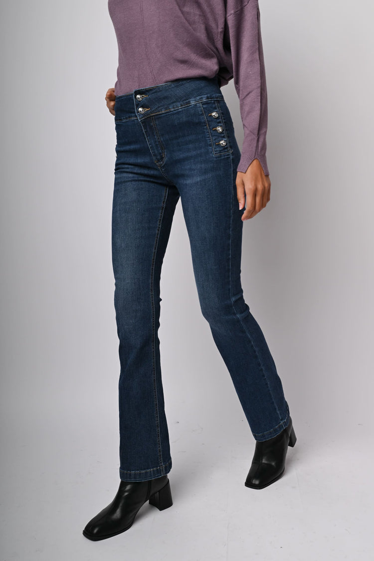 Jeans svasati con bottoni