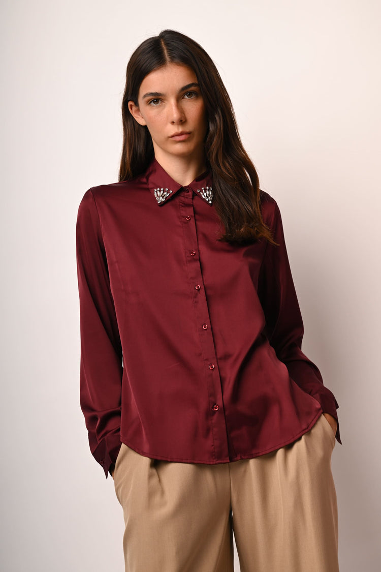 Camicia in raso con strass al colletto