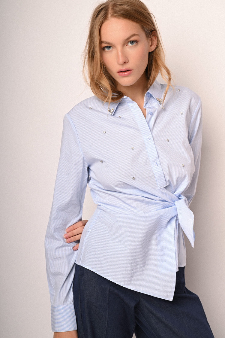 Camicia con nodo e cristalli