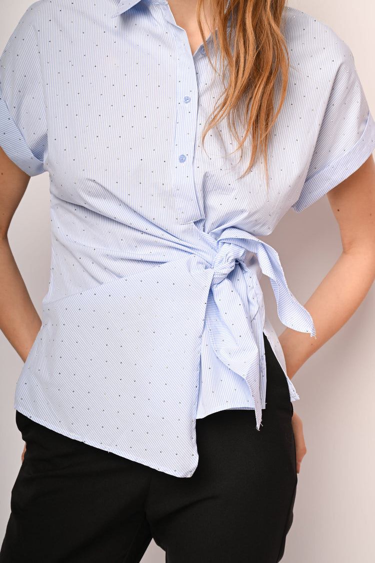 Camicia a righe con nodo e mini borchie