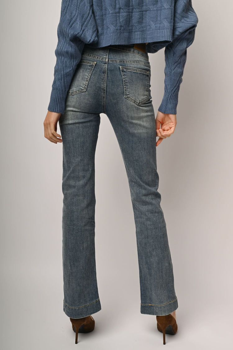 Jeans bootcut con bottoni