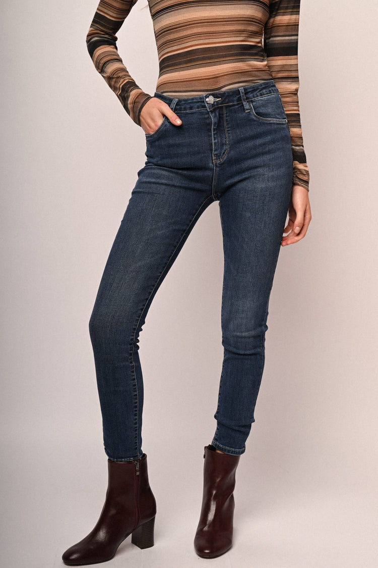 Jeans skinny con bottone a cuore