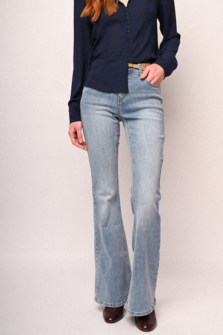 Jeans a gamba svasata in denim azzurro con cintura
