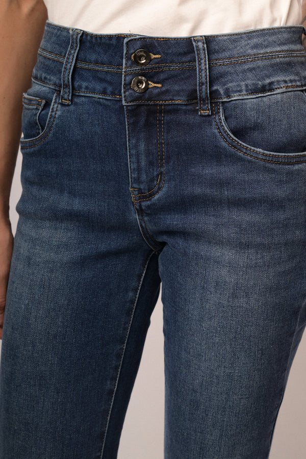 Jeans zampa scuro con scritte ricamate