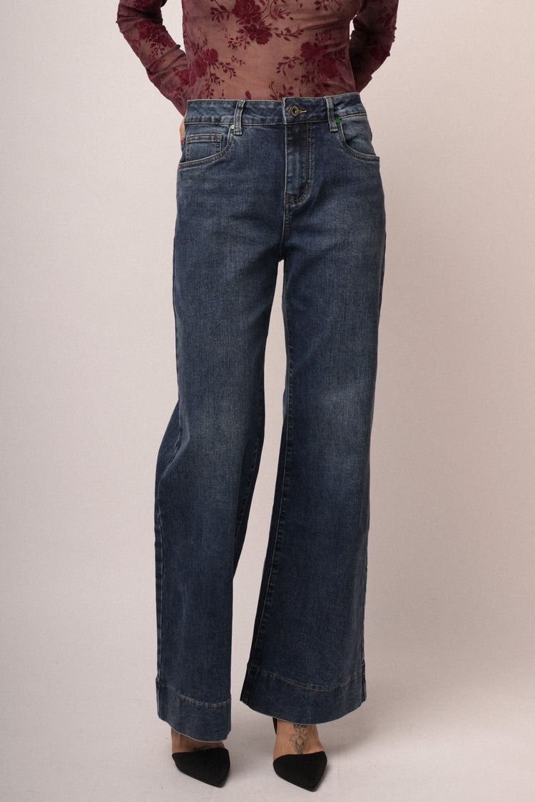 Jeans zampa scuro con ricami