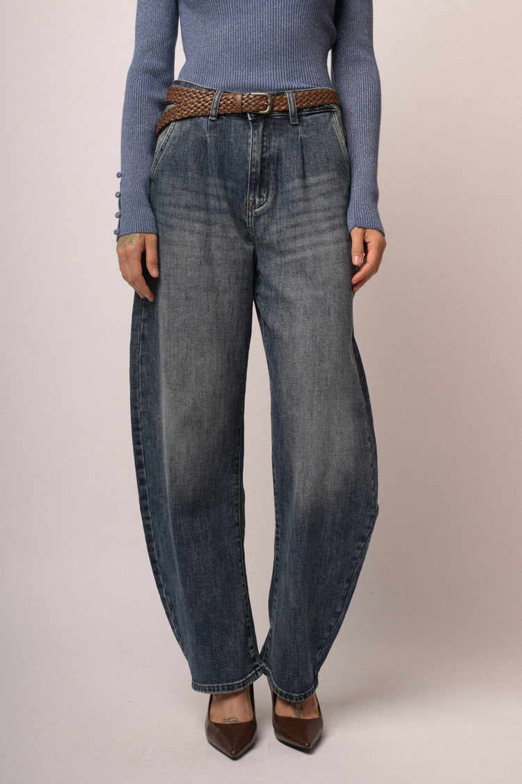 Jeans mom con cintura foulard