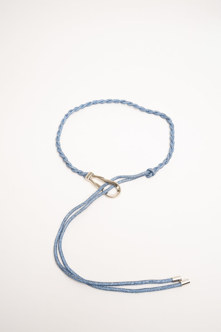 Cintura intrecciata azzurra ad anello con strass
