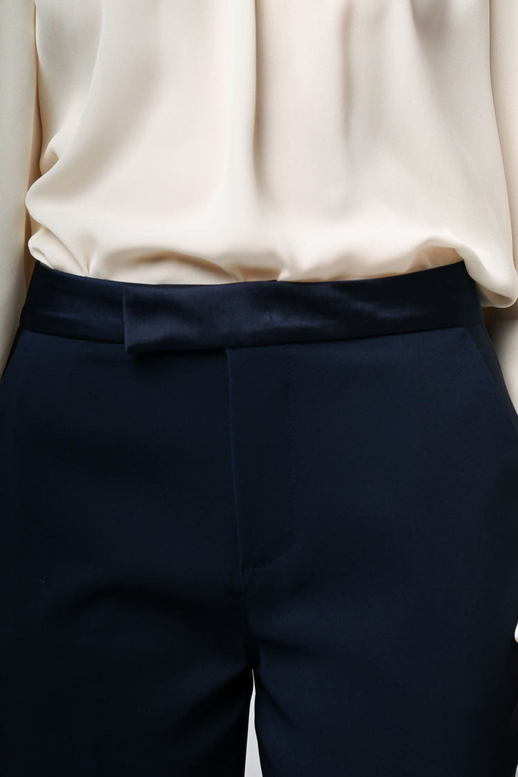 Pantaloni classici con cinta in raso