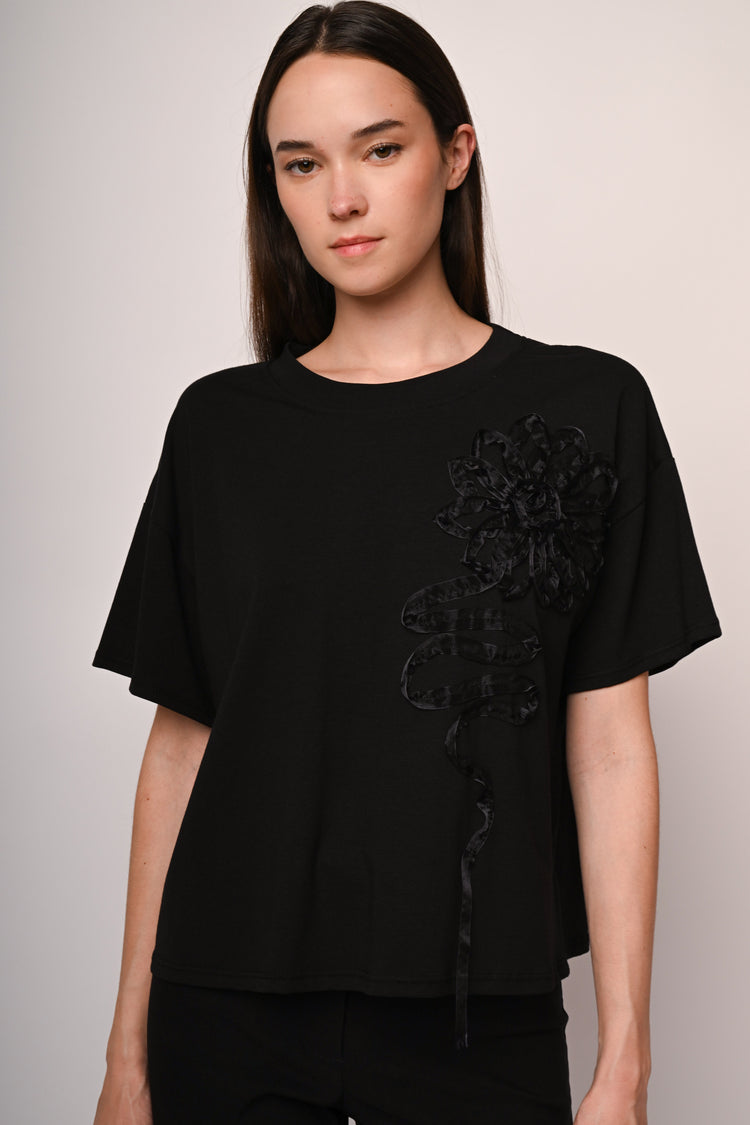 T-shirt con applicazione floreale