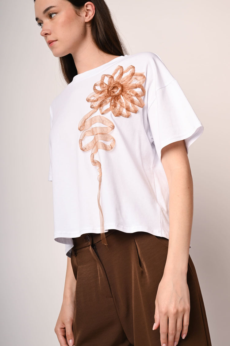 T-shirt con applicazione floreale