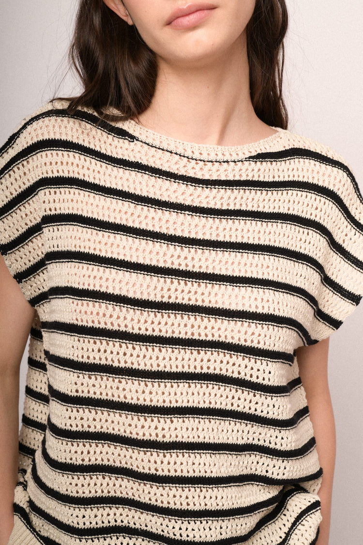 Top a righe nero e avorio in maglia crochet