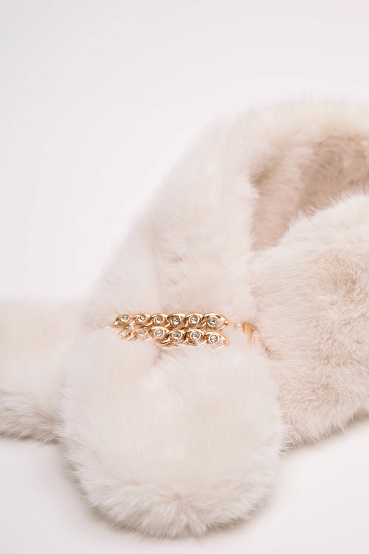 Sciarpa in faux fur con anello-gioiello