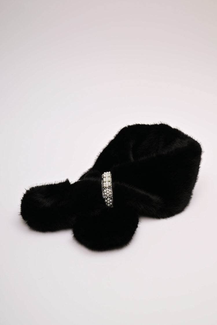 Sciarpa in faux fur con anello-gioiello
