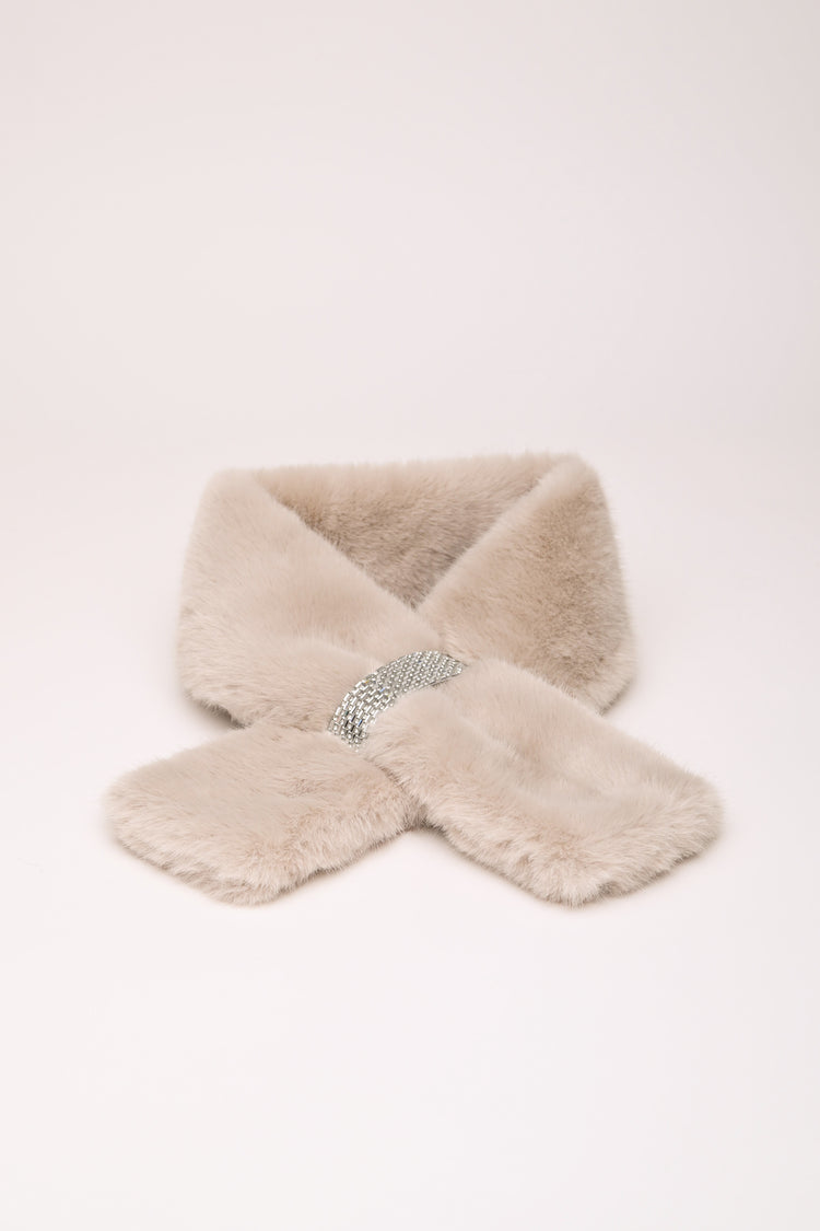 Sciarpa in faux fur con anello-gioiello