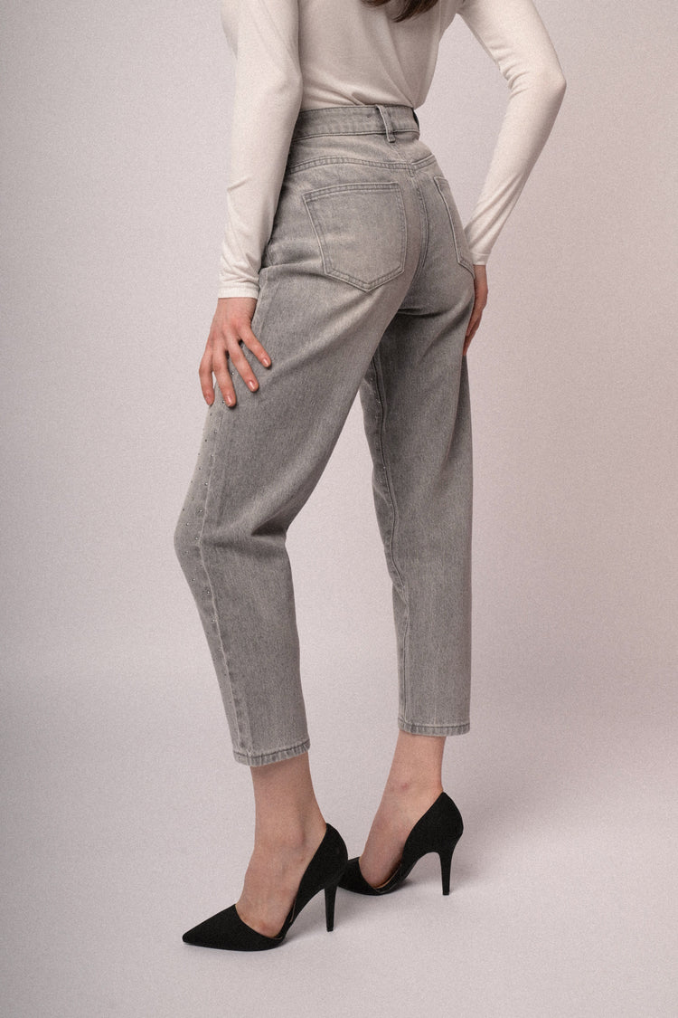 Jeans mom-fit in denim grigio con mini borchie
