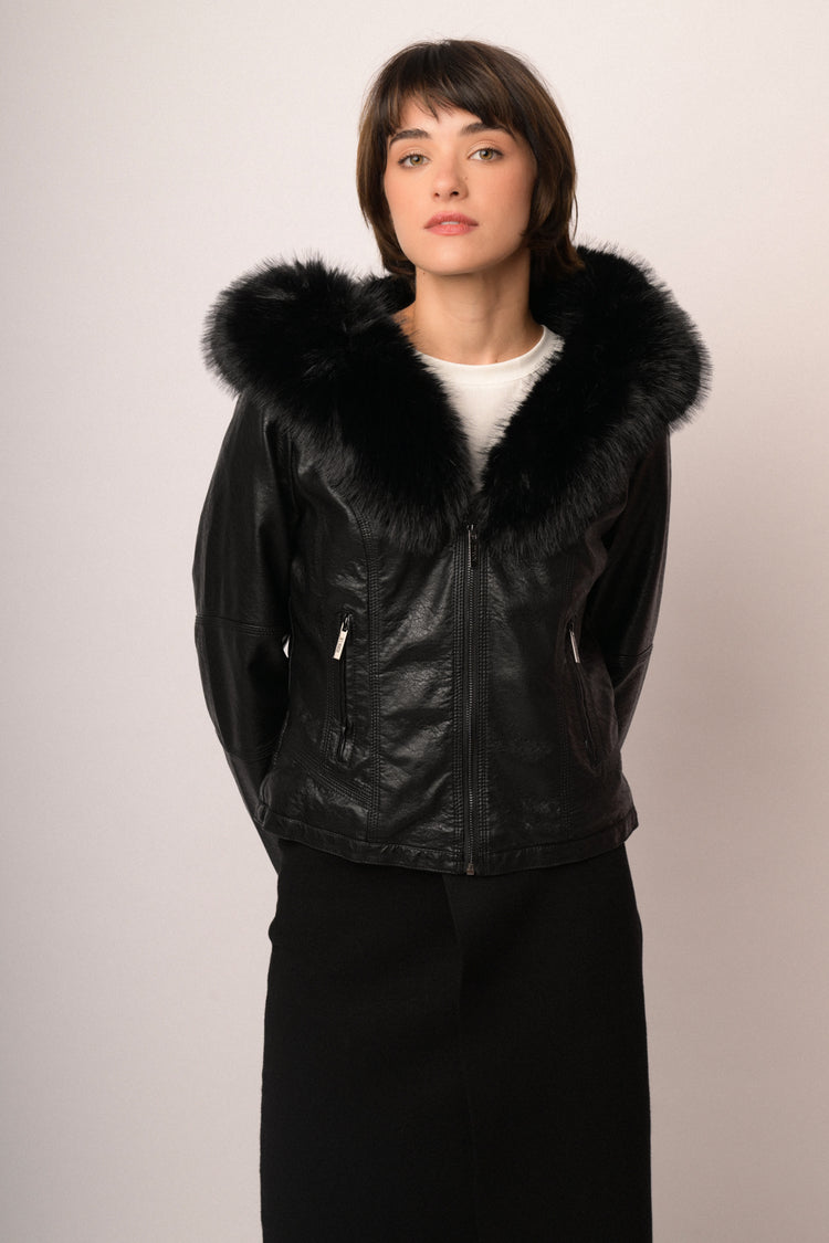 Giacca in similpelle nera con cappuccio bordato in faux fur