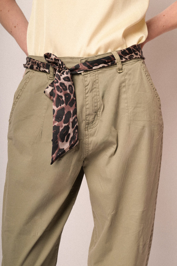 Pantaloni baggy in cotone verde oliva con cintura-foulard
