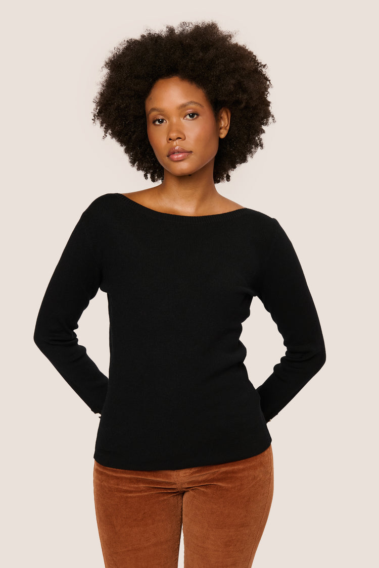 Pull con scollo a barchetta e bottoni
