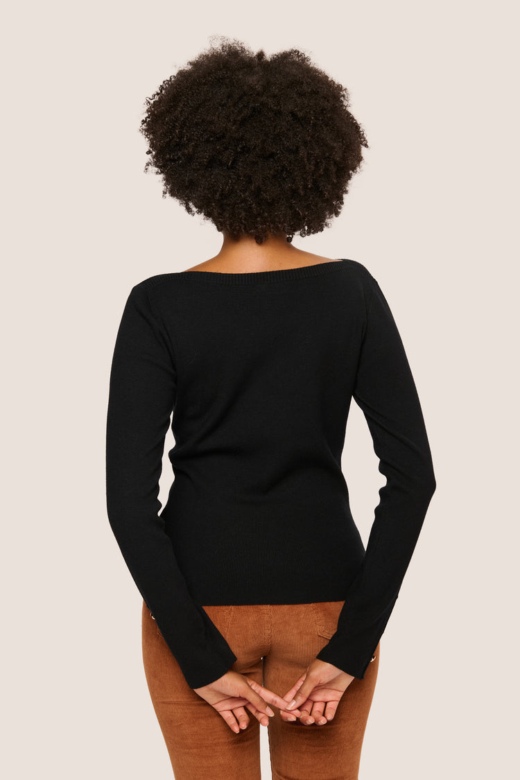Pull con scollo a barchetta e bottoni