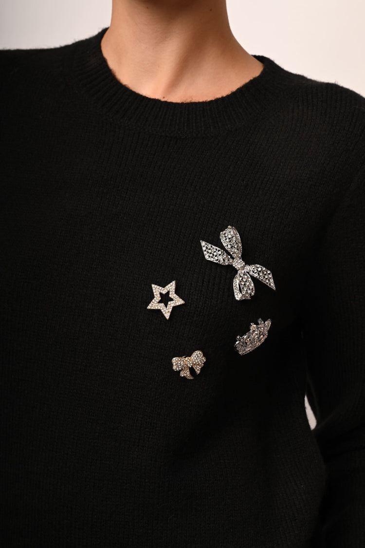 Pull con spille gioiello