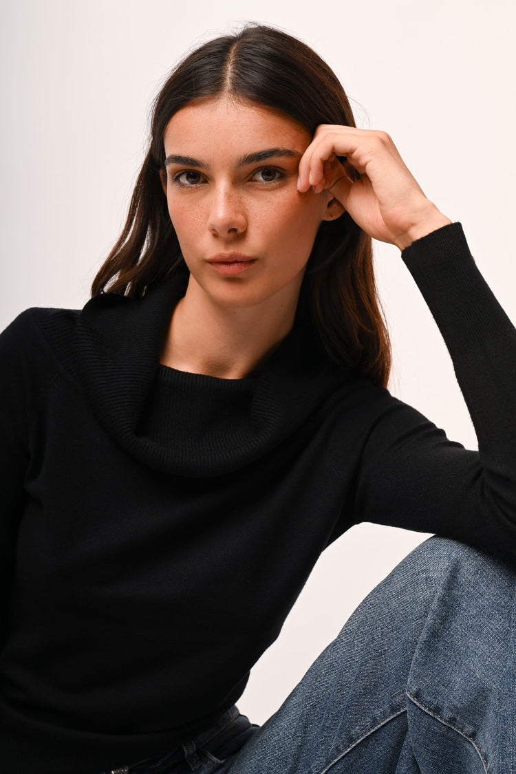 Pull con bottoni gioiello ai polsini
