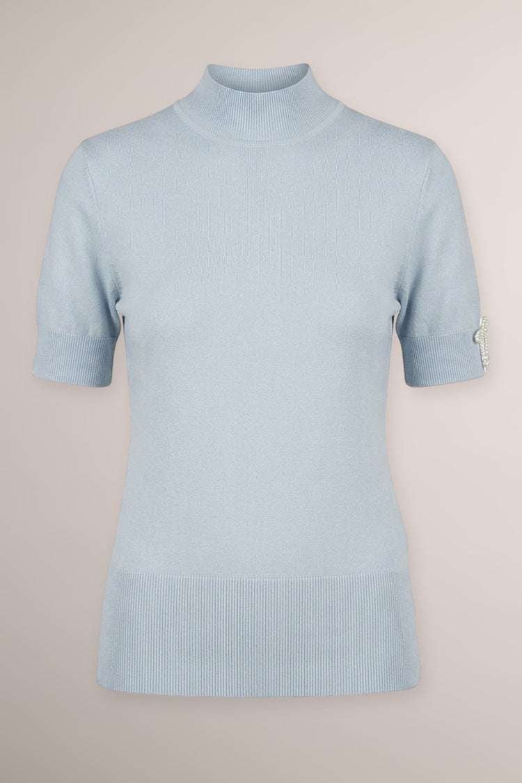Lupetto in maglia celeste con fiocchetti decorativi alle mezze maniche