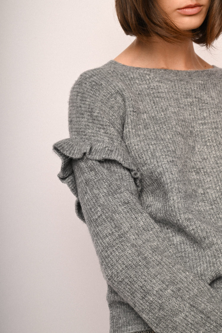 Pull con volants alle maniche