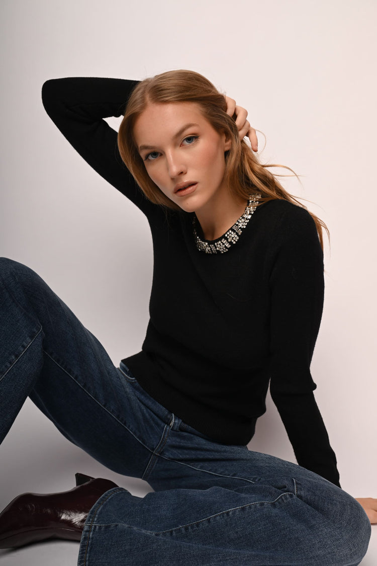 Pull con scollo profilato in strass