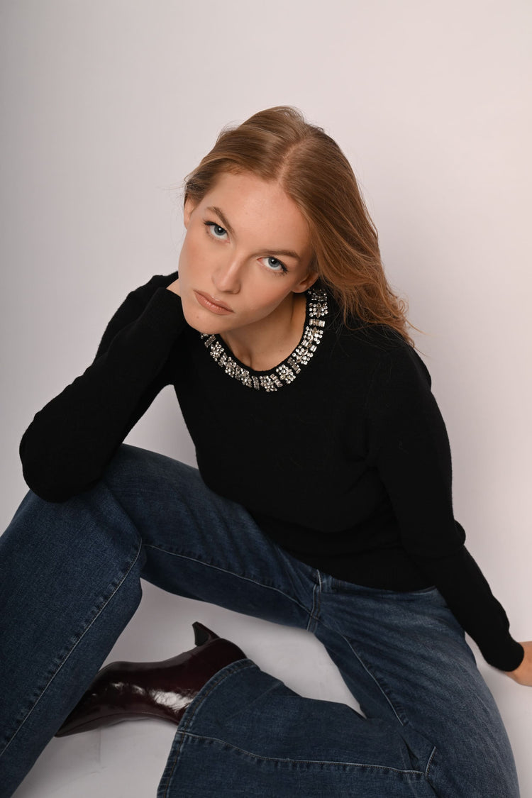 Pull con scollo profilato in strass