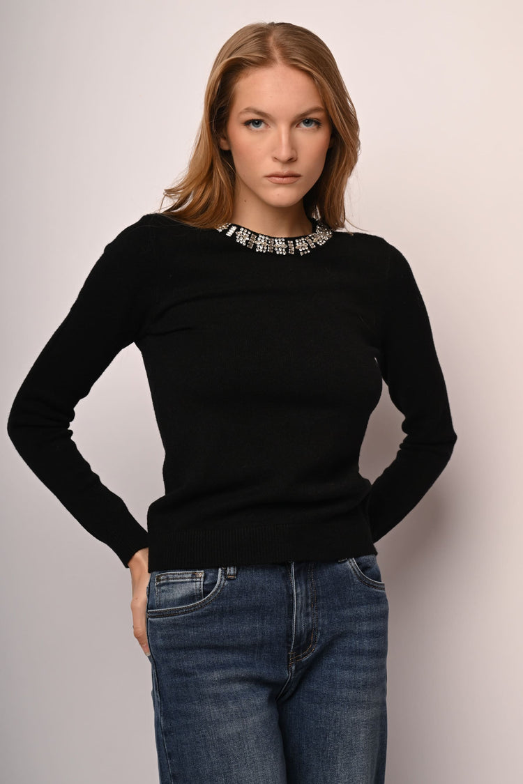 Pull con scollo profilato in strass