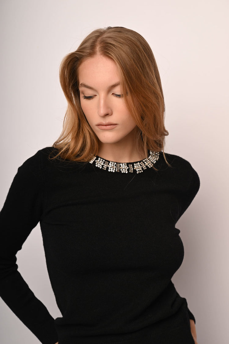 Pull con scollo profilato in strass