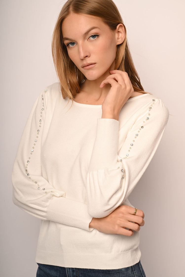 Pull con perline e strass sulle maniche