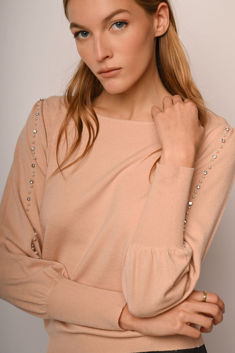Pull con perline e strass sulle maniche