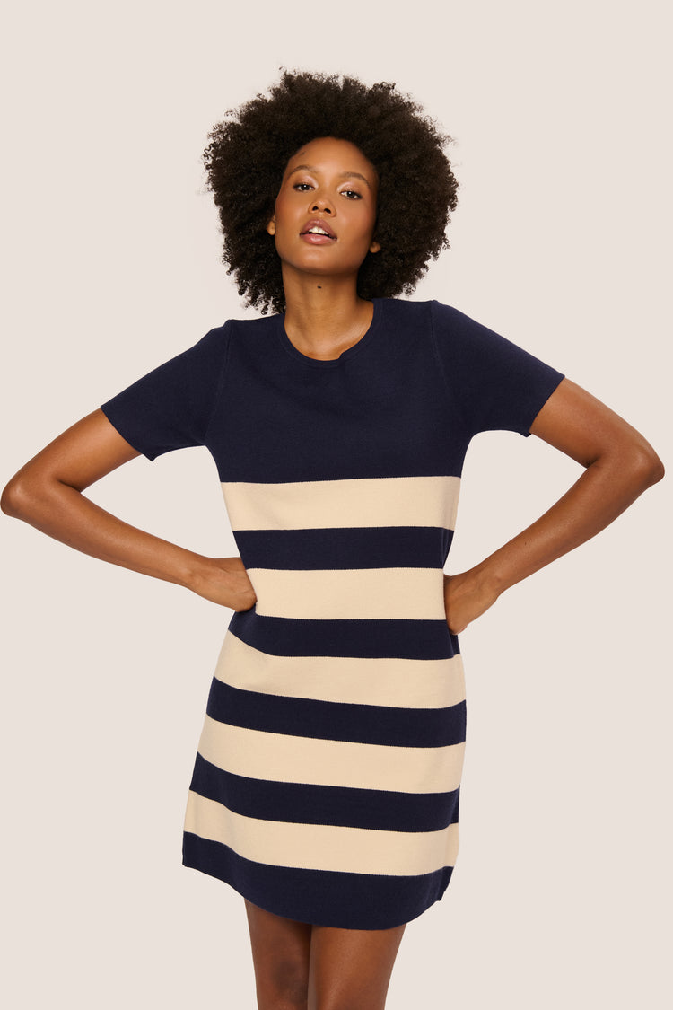 Abito corto in maglia a righe