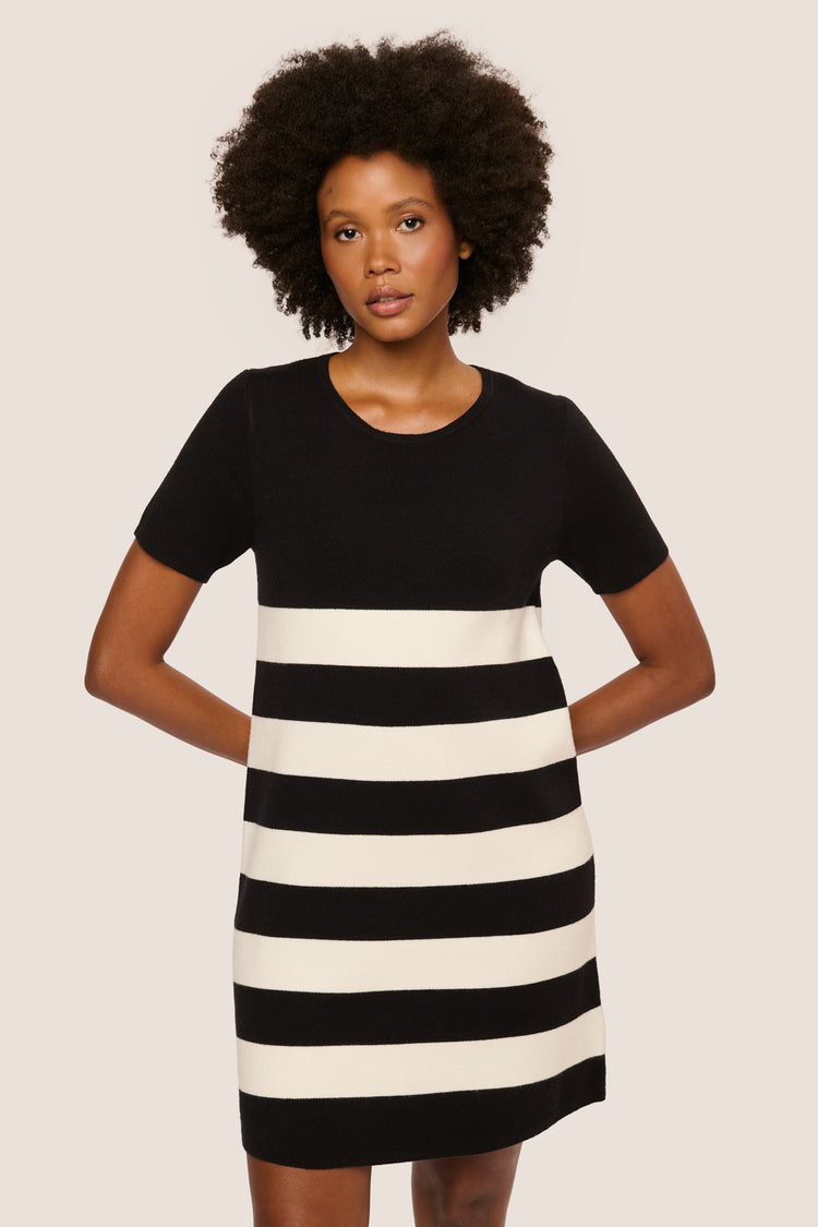 Abito corto in maglia a righe